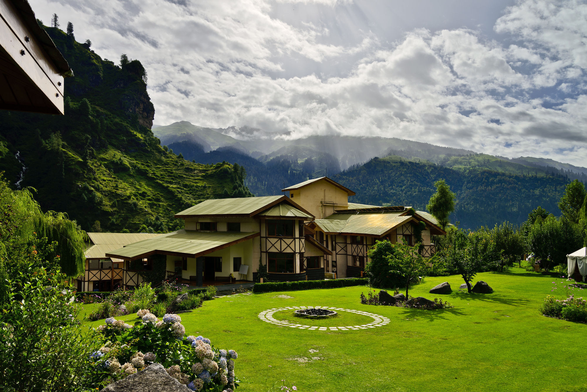 Solang Valley Resort Palchān Eksteriør bilde